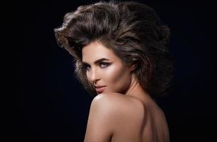 magnifique femme avec une belle coiffure et maquillage photo