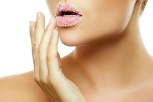 gros plan des lèvres féminines avec du sucre photo