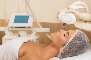 belle femme dans un salon de beauté pendant la procédure de rajeunissement photo