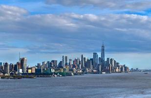 new york city - 21 avril 2019 - vue panoramique sur les toits de la ville de new york depuis le parc hamilton, weehawken, new jersey. photo