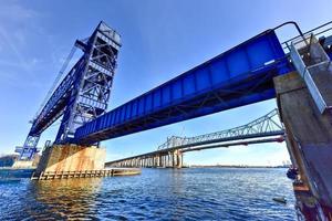 Goethals bridge et arthur kill pont levant vertical. le pont goethals et le pont levant arthur kill relient elizabeth, nj à staten island, ny via arthur kill. photo