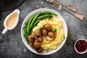 boulettes de viande suédoises avec purée de pommes de terre photo