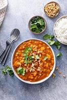 curry végétalien au chou-fleur, pois chiches et courge musquée photo