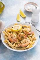 piccatta de crevettes au citron avec penne, citrons et câpres photo