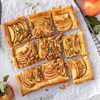 tarte aux pommes avec pâte feuilletée garnie de noix et de cassonade photo