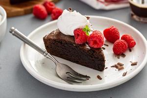 gâteau au brownie garni de framboises fraîches photo