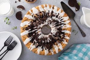 Gâteau bundt quatre-quarts avec biscuits sandwich au chocolat et glaçage photo