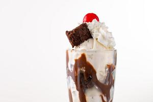 Coupe de glace au chocolat avec crème fouettée photo