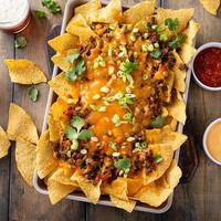 nachos traditionnels au boeuf haché et poivron rouge photo