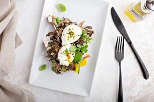 pain grillé au petit-déjeuner avec champignons et œufs pochés photo