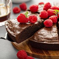 gâteau au brownie garni de framboises fraîches photo