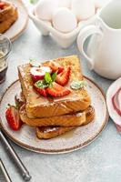 pain perdu aux fraises et sucre en poudre photo