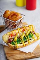 hot-dog de chicago sur pain aux graines de pavot photo