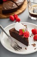 gâteau au brownie garni de framboises fraîches photo