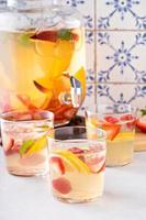 punch de sangria d'été dans un pichet et des verres photo