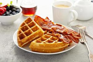 assiette de petit-déjeuner avec gaufres et bacon