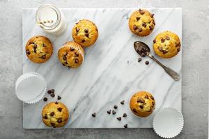 muffins aux pépites de chocolat avec du lait photo