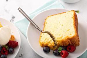 Quatre-quarts à la vanille traditionnels cuits dans un moule à bundt photo