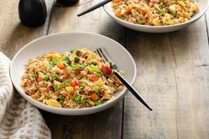 petit-déjeuner riz frit avec bacon et œufs brouillés photo