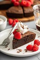 gâteau au brownie garni de framboises fraîches photo