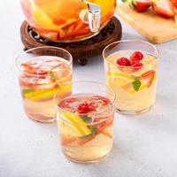 punch de sangria d'été dans un pichet et des verres photo