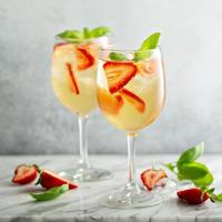 sangria blanche d'été aux fraises photo