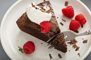 gâteau au brownie garni de framboises fraîches photo