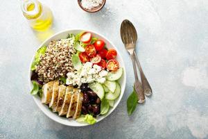 bol à lunch d'inspiration grecque avec du poulet et du quinoa photo