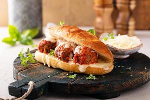 sous-sandwich aux boulettes de viande avec marinara et mozzarella photo