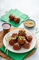 apéritifs de boulettes de viande asiatiques avec sauce aigre-douce photo