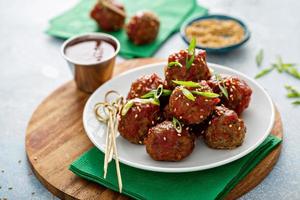 apéritifs de boulettes de viande asiatiques avec sauce aigre-douce photo