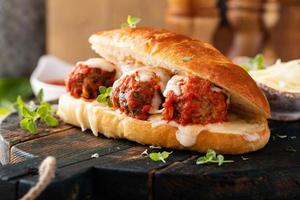 sous-sandwich aux boulettes de viande avec marinara et mozzarella photo