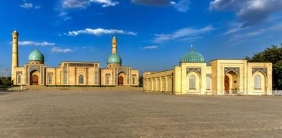 vue sur le complexe hazrati imam de tachkent madrasa barakhan à tachkent, ouzbékistan. photo