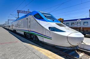 boukhara, ouzbékistan - 13 juillet 2019 - gare de boukhara où s'arrête le train à grande vitesse afrosiyob. photo