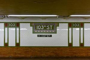 new york city - 19 août 2017 - station de métro 103rd street dans le système de métro de new york city sur la ligne de train 1. photo