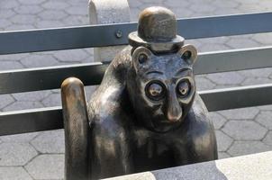 new york city - 6 mars 2008 - sculptures en bronze à l'œuvre d'art publique permanente le monde réel créé par le sculpteur américain tom otterness situé dans le parc rockefeller à battery park city photo