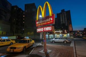 new york city - 28 juin 2008 - restaurant mcdonalds au 125th street à harlem, manhattan. plus de 99 milliards desservis. photo