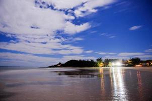 plage de tofo au crépuscule au mozambique. tofo beach est la capitale de la plongée au mozambique. photo