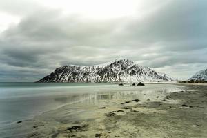 plage de skagsanden dans les îles lofoten, norvège en hiver par temps nuageux. photo
