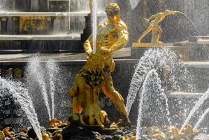 fontaine samson dans le palais peterhoff à st. petersbourg, russie photo