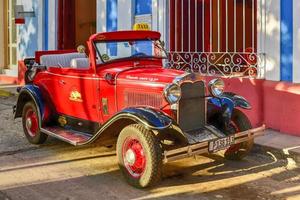 trinidad, cuba - 12 janvier 2017 - ford classique dans la partie ancienne des rues de trinidad, cuba. photo