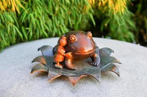 petite sculpture de grenouille dans la ville de battery park - nelson a. parc rockefeller - le monde réel. photo