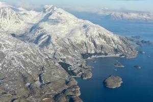 une vue aérienne des montagnes enneigées des îles lofoten, norvège en hiver. photo
