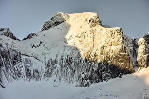 sommets des montagnes autour de storvatnet dans les îles lofoten, norvège en hiver. photo