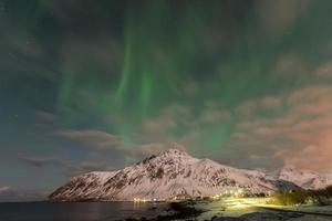 aurores boréales sur la mer à vareid, îles lofoten, norvège en hiver. photo