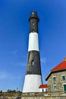 Le phare de Fire Island est un point de repère visible sur la grande baie sud, dans le sud du comté de Suffolk, à New York, à l'extrémité ouest de Fire Island, une île-barrière au large de la côte sud de Long Island. photo