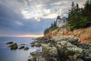 phare de bass harbour dans le parc national d'acadia, maine au coucher du soleil. photo