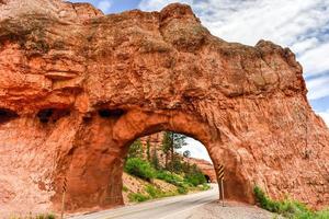 traverser l'arche le long de l'autoroute dans l'utah à l'extérieur du canyon rouge. photo