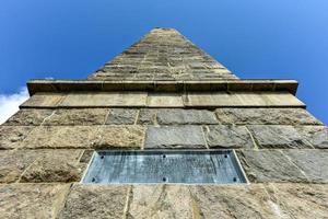 le monument de groton, également appelé monument de fort griswold, est un monument de granit à groton, connecticut dédié aux défenseurs tombés lors de la bataille de groton heights le 6 septembre 1781. photo