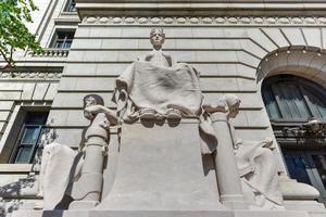 Le monument devant le bâtiment fédéral est un bureau de poste historique, un palais de justice et une maison de douane sur la place Kennedy au centre-ville de Providence, dans le Rhode Island. photo